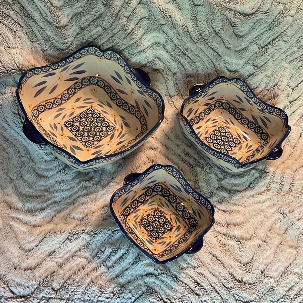 Temp-Tations (Temptations) ceramic nesting serving bowl set. Olde world pattern